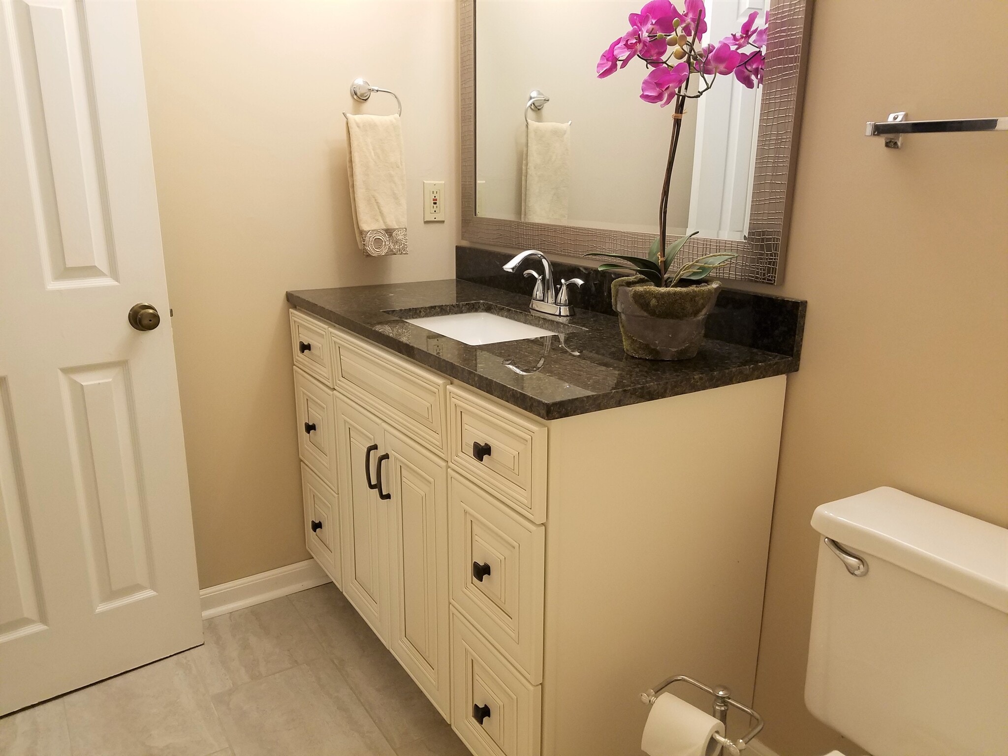 En Suite #1 Vanity - 11531 Jade Ln SE