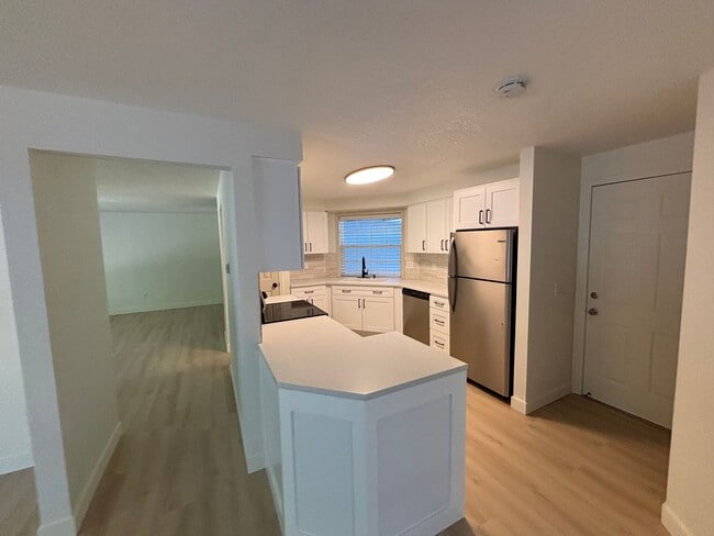 Building Photo - Freshly Updated Troutdale Gem with Enterta...