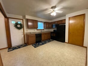 Building Photo - Edgewater Village 2BR Townhome! Yard, Pati...