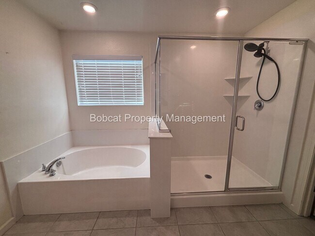 Building Photo - Large Home in Dayton with Mother In Law Quarters