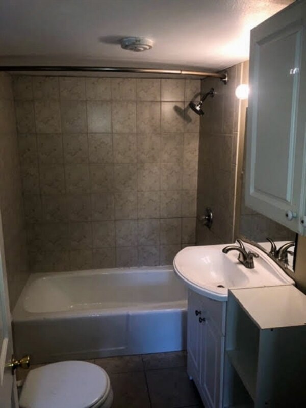 Building Photo - 15 Schoolhouse Ln