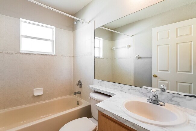 Building Photo - 827 Summer Glen Dr