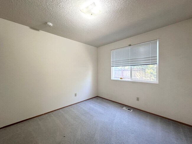 Building Photo - Wonderful centrally located Powell Butte 3...