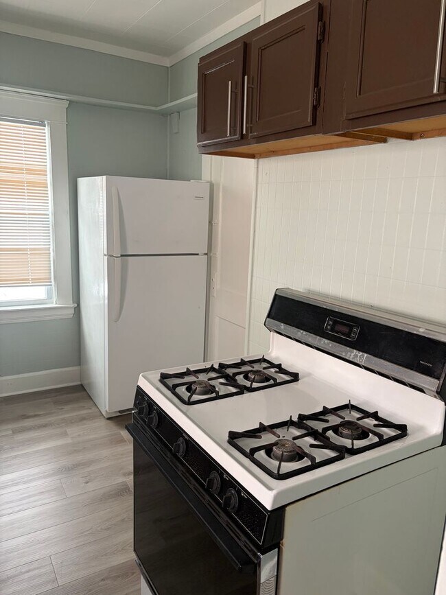 Building Photo - 2 BR West Side