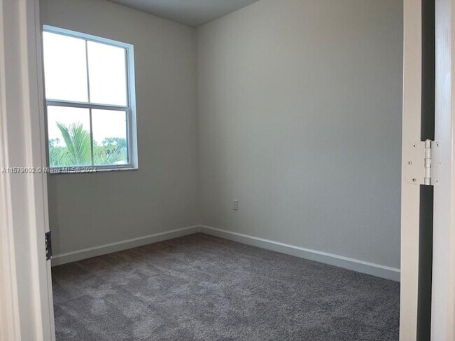 Building Photo - 2682 SE 11th Ct