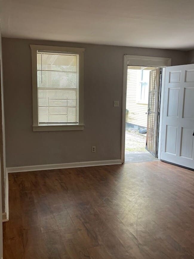 Building Photo - Updated Downstairs 2 Bedroom and 1 Bathroom Carriage House