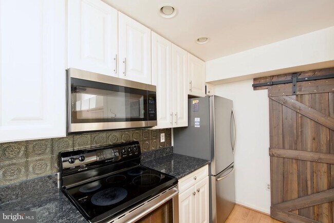 Building Photo - 3377 Lakeside View Dr