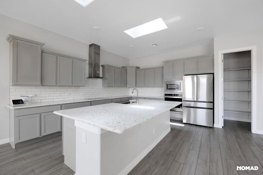 Building Photo - 3802 Nightingale Ave