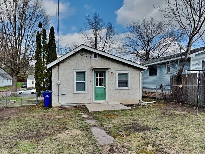 Building Photo - 2068 Reaney Ave E