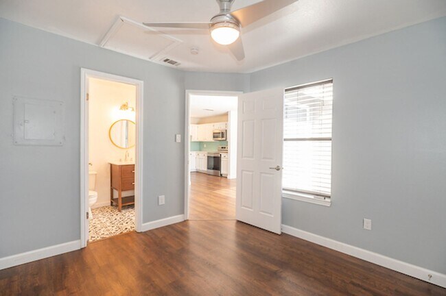 Building Photo - Cozy South East Austin Condo