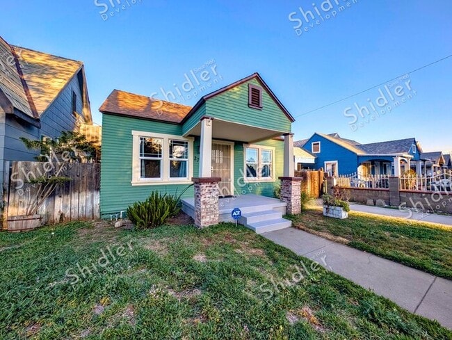 Building Photo - Upgraded Bungalow with Garage