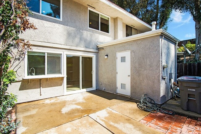 Building Photo - Live by the Lakeside -  Upgraded Spacious TOWNHOME in Lakeside Park