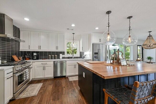 Building Photo - 8495 Turkey Creek Rd