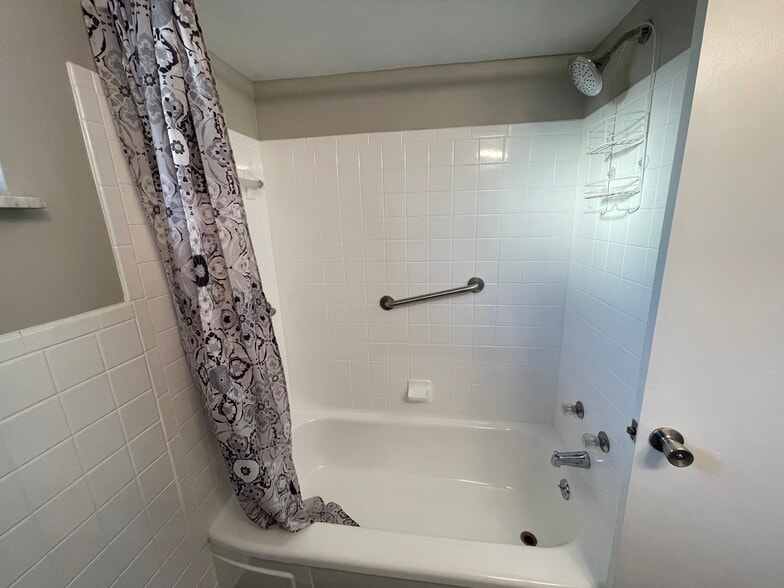 Building Photo - 7725 Bowen Ave