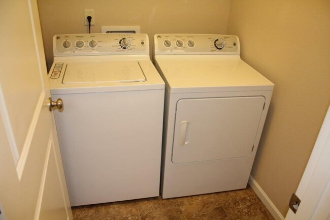 Building Photo - Beautiful 3 Bed/ 2.5 Bath Townhome w/ Gas ...