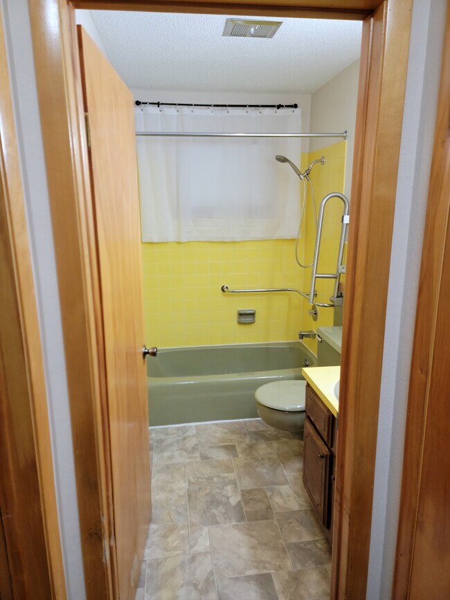 Bathroom 1 - 1479 Redfield St