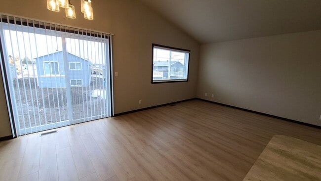 Building Photo - Modern 3 Bedroom Home with Garage & Fenced Yard for Rent!