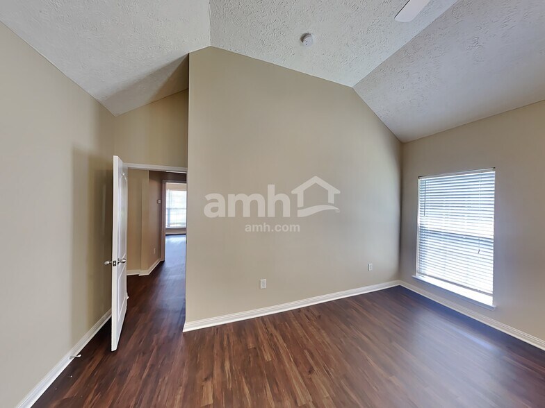 Building Photo - 1308 Oakhall Ln