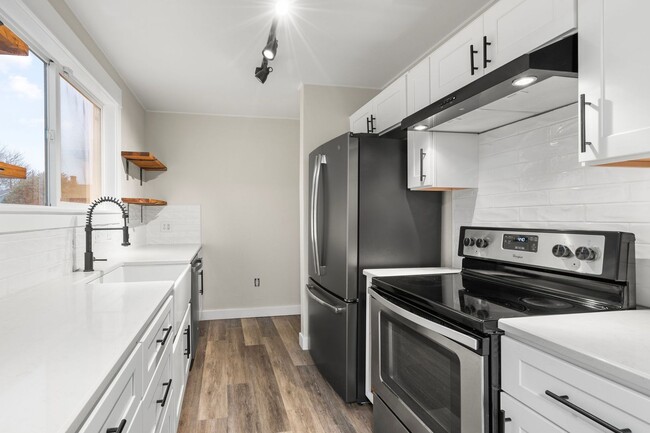 Building Photo - Beautifully Remodeled 2 Bed, 2 Bath Home i...