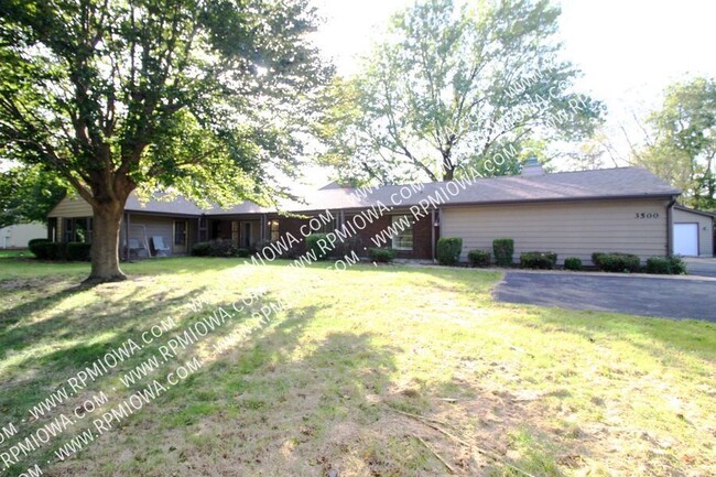 Building Photo - OVER 3000 SQ FT!!!  3 Bedroom, 2 Bath, 2 H...