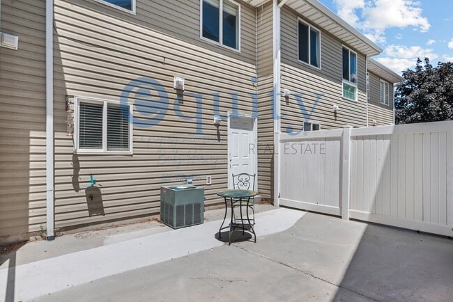 Building Photo - 703 Ry Ln
