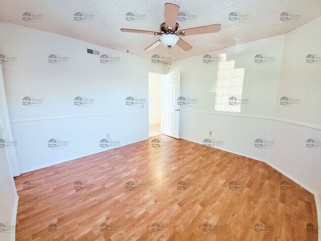 Building Photo - 3 Bedroom, 2.5 Bathroom in Rancho Del Oro!