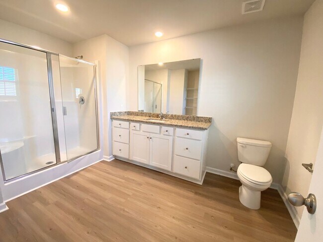 Building Photo - BETTER THAN NEW!