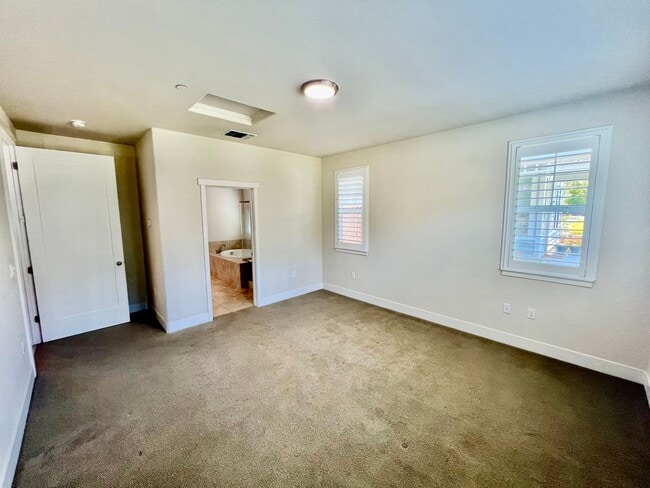 Building Photo - Lovely 4 bedroom 2.5 Bathroom Home in East...
