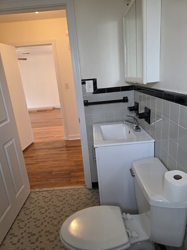 Building Photo - 615 Pine Dr