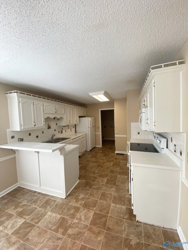 Building Photo - 523 Farmingdale Rd SE