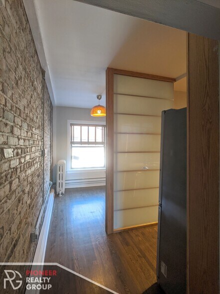 Building Photo - 740 W Addison St