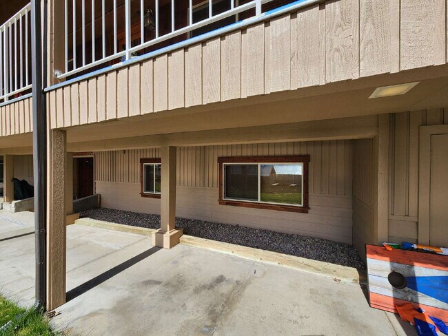 Building Photo - Bayview Lakeside Charmer