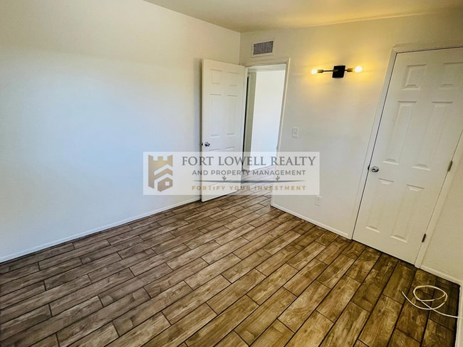 Building Photo - The Richey - 2 Bed / 1 Bath End Unit in Central Tucson!