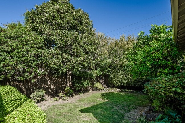 Building Photo - Charming Burlingame Home, 2 Bedroom / 1 Ba...