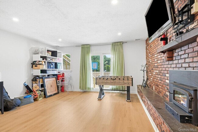 Building Photo - 56 Wainwright St