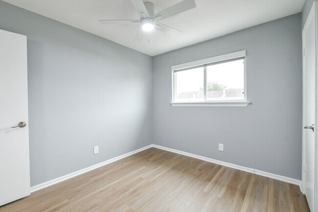 Building Photo - 7931 Ellinger Ln