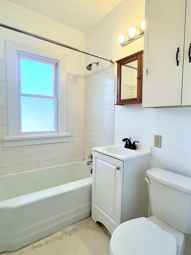 Building Photo - 3 Bedroom Home on Corner Lot