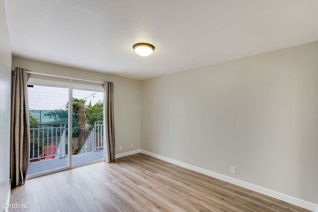 Building Photo - 3 br, 2 bath Duplex - 132 Byrne Street