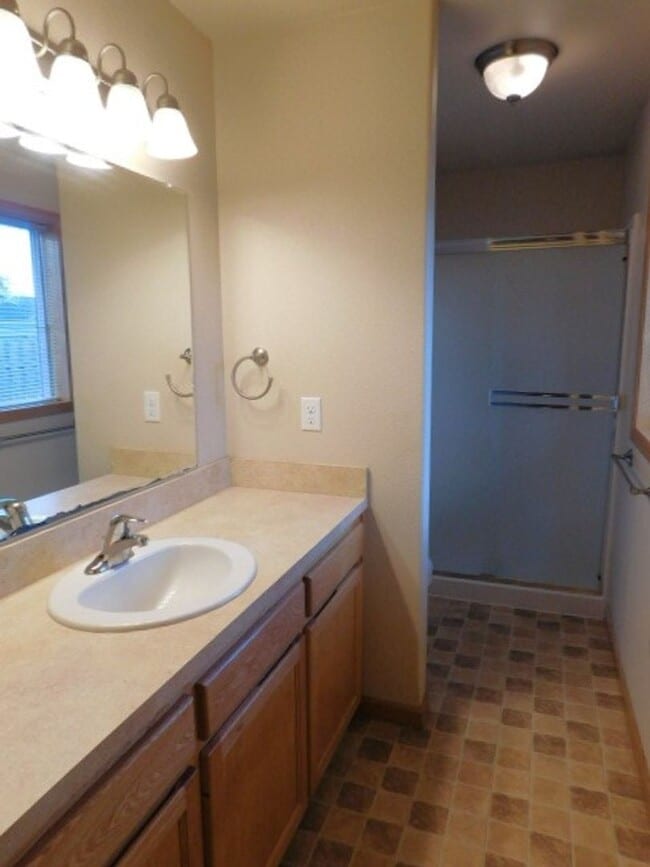 Building Photo - 3Bd/2Ba Single Story House - Available Soon!