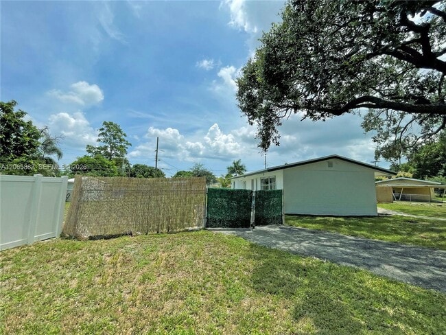 Building Photo - 1606 NW 12th Ave