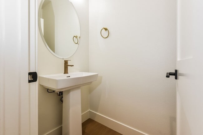 Building Photo - New Luxury Townhome with 2-Car Garage | Minutes to Downtown Redwood City & Tech Campuses