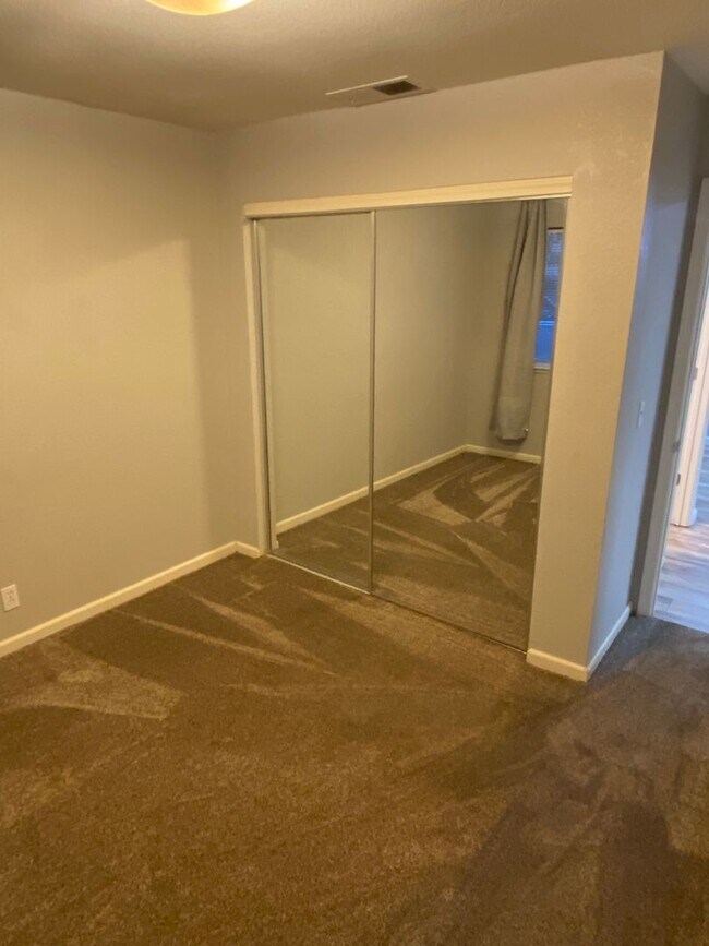 Building Photo - Cozy 3-Bedroom Condo with Washer/Dryer and...