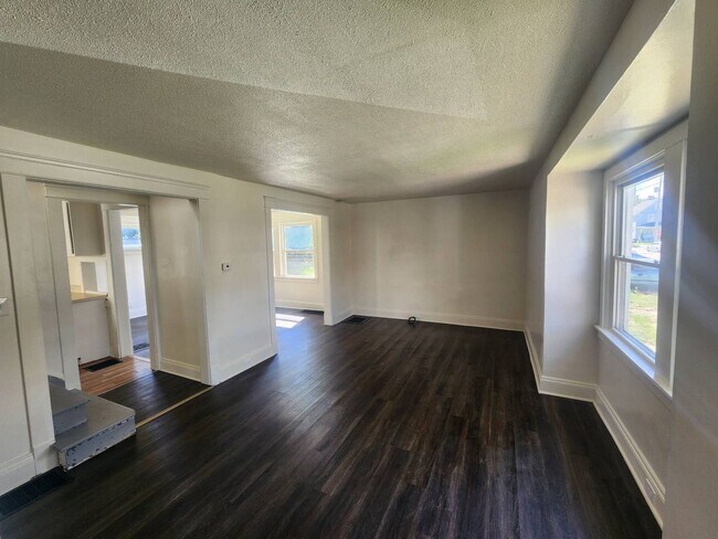 Building Photo - Charming 3-Bedroom Property in Prime Location