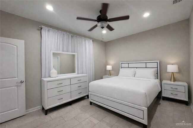 Building Photo - 23 N Soñador Dr