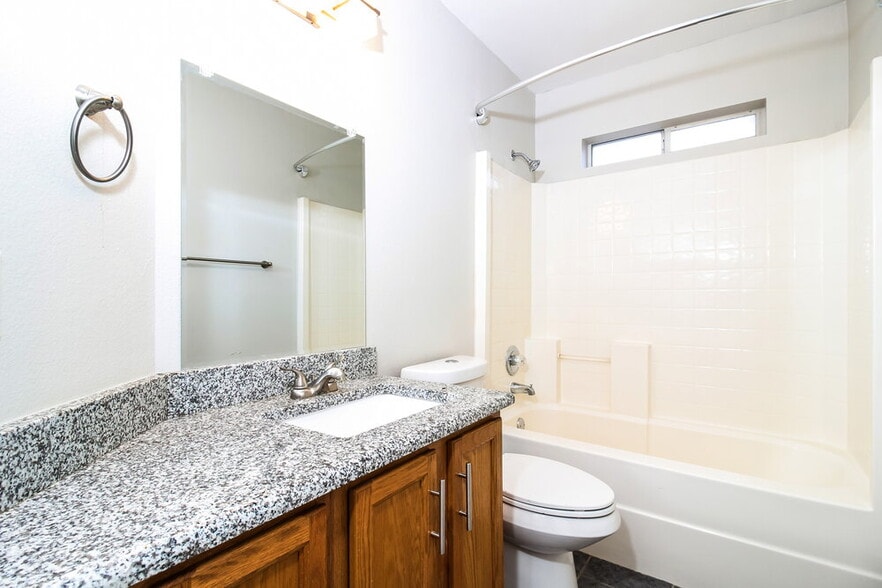 Building Photo - 809 Pace Dr