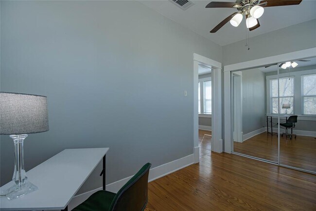 Building Photo - 307 Walnut Dr E