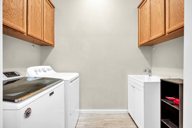 Building Photo - Move-In Ready 4-Bed, 3-Bath Gem in a Covet...
