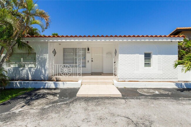 Building Photo - 3021 Coconut Grove Dr