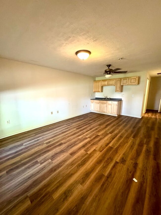 Building Photo - Duplex with Basement Garage for Rent