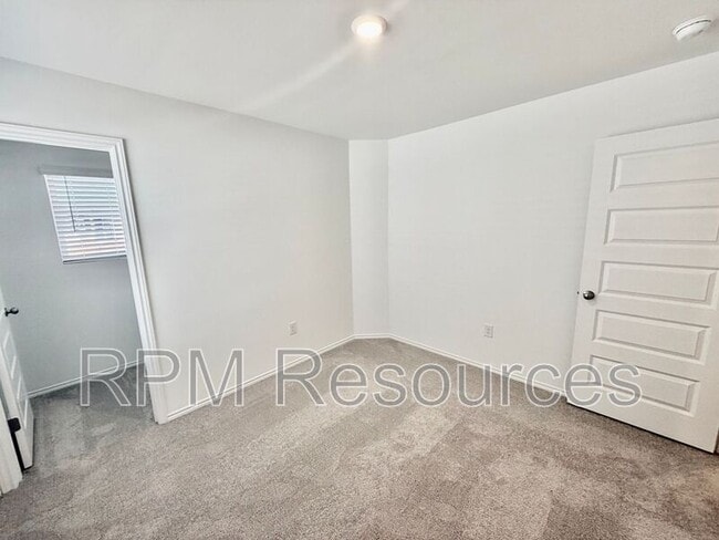 Building Photo - 10401 Little Blue Ln